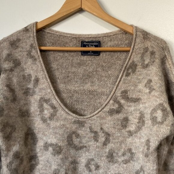 Abercrombie  Fitch Gray Leopard Print Sweater low neck size Medium - Picture 3 of 10